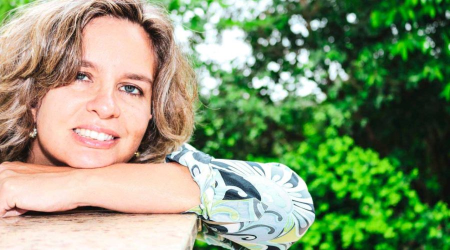 Escritora paulista lança livro de contos eróticos que celebra a maturidade feminina e desafia o etarismo