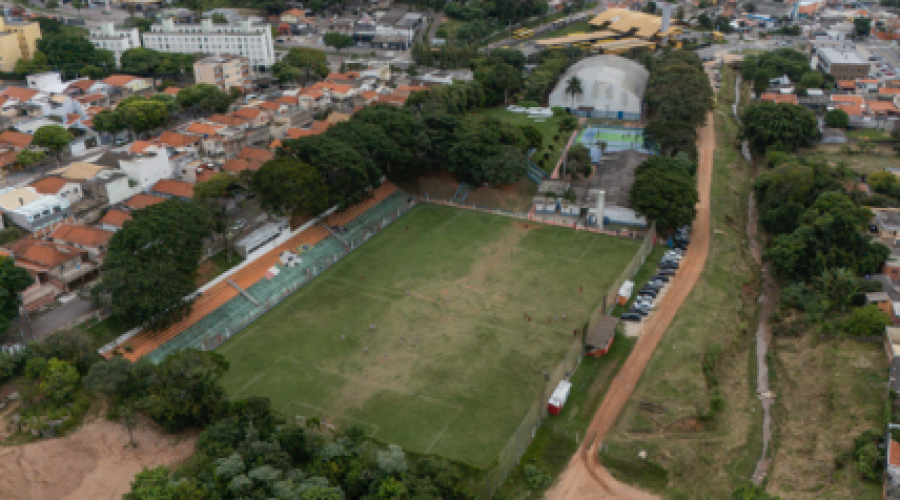 Reforma do CECE Romão de Souza avança com melhorias em vestiários, campo e acessibilidade