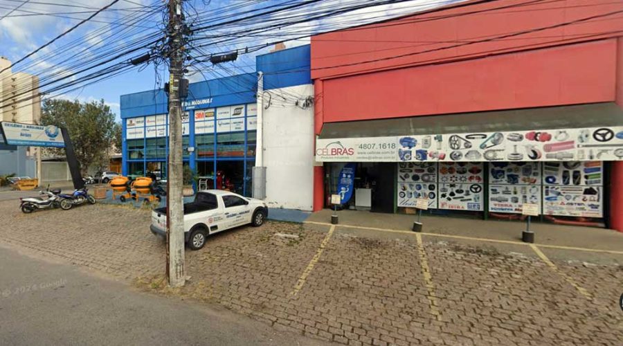Estacionamento em frente a comércio é público, mesmo com guia rebaixada
