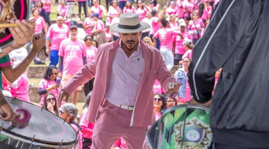 Caminhada do Outubro Rosa reúne multidão no Parque da Cidade