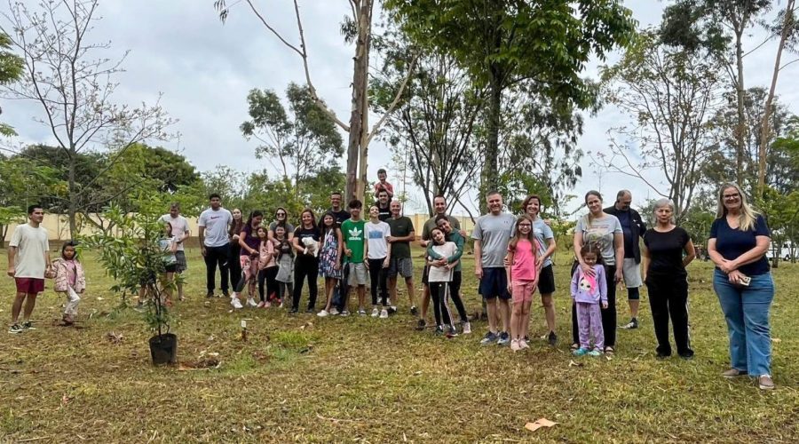 Parceria entre Prefeitura e moradores do Reserva da Serra garante o plantio de 100 novas árvores em Jundiaí