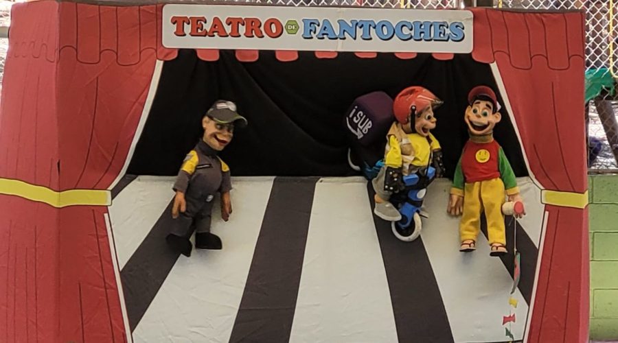 Teatro de fantoches leva lições de trânsito de forma divertida a alunos