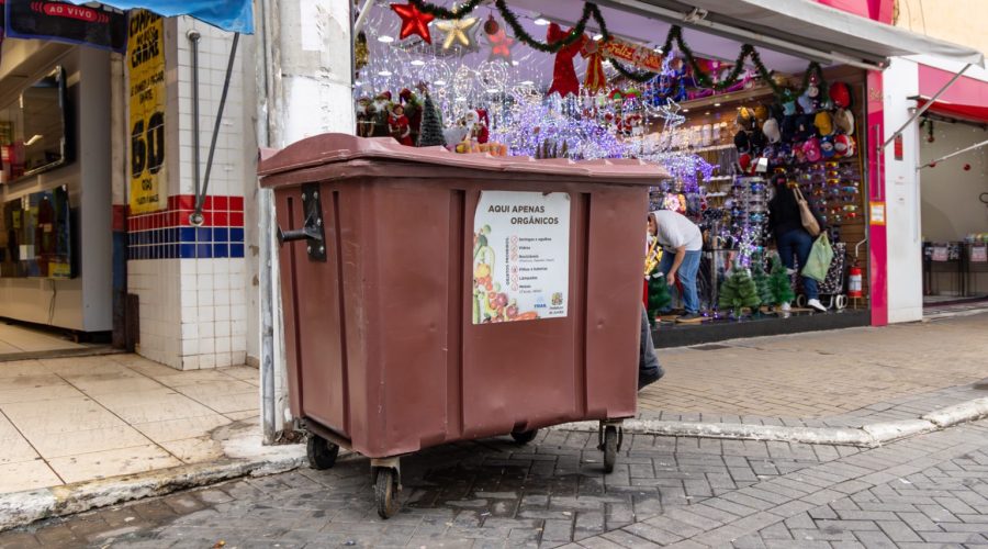 Coleta de lixo no Centro tem horário especial no Natal