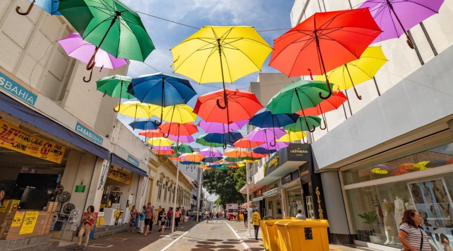 Corredor de guarda-chuvas leva mais cores ao Centro de Jundiaí