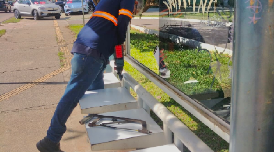 Prefeitura inicia revitalização dos pontos de ônibus da Avenida Nove de Julho