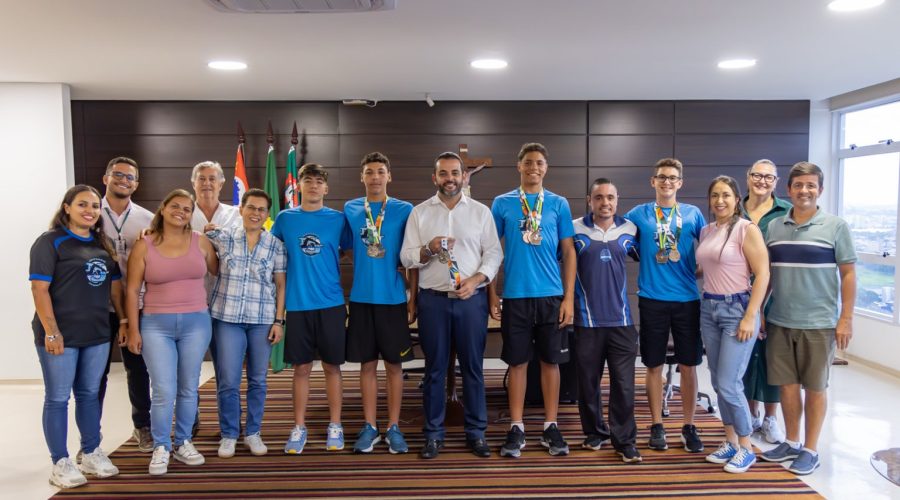 Prefeitura recebe atletas do Time Jundiaí de Natação medalhistas em campeonato brasileiro
