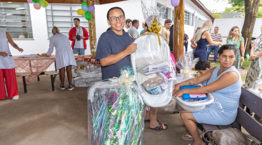 Fundo Social entrega kits do projeto Colo de Mãe a gestantes da Fazenda Grande