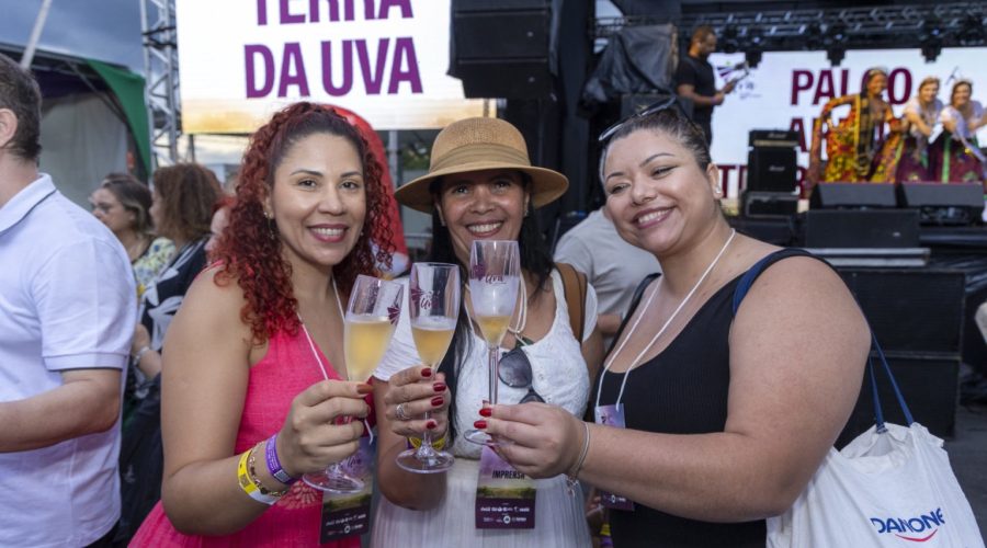 Cortejo da Uva e Brinde ao Pôr do Sol encantam público na Festa da Uva de Jundiaí