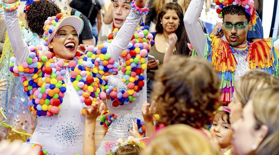Maxi Folia anima o Carnaval no Maxi Shopping