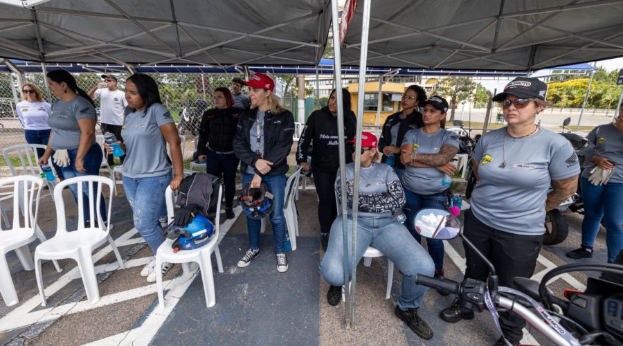 Treinamento de pilotagem segura incentiva mulheres no trânsito em Jundiaí