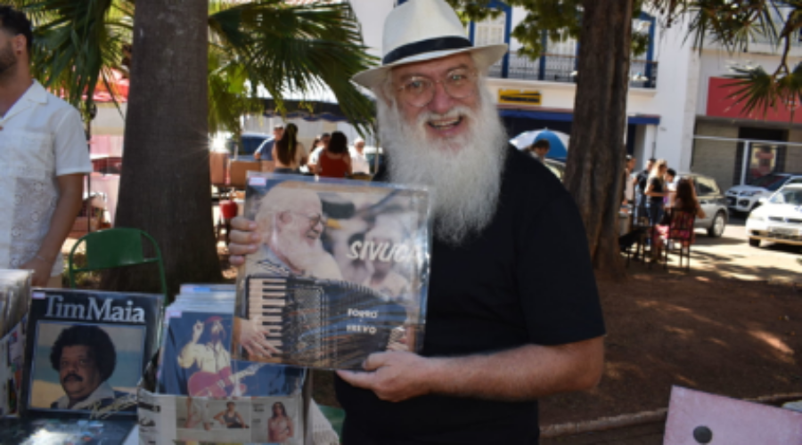 Feira de Artes Plásticas e Antiguidades acontece neste domingo na Praça da Matriz