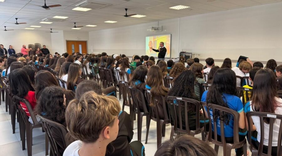 Vest Divino reúne mais de 40 profissionais para orientar jovens sobre carreiras