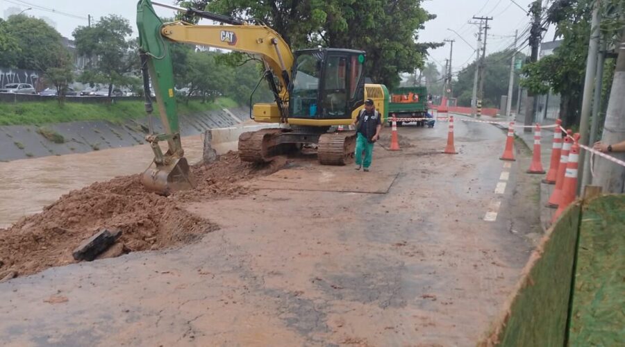 DAE atua em área afetada por desmoronamento na Avenida Antônio Frederico Ozanan