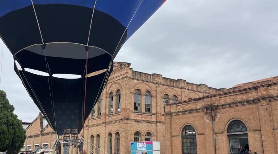 Balão de mais de 50 metros chama atenção durante a Expo Profissões